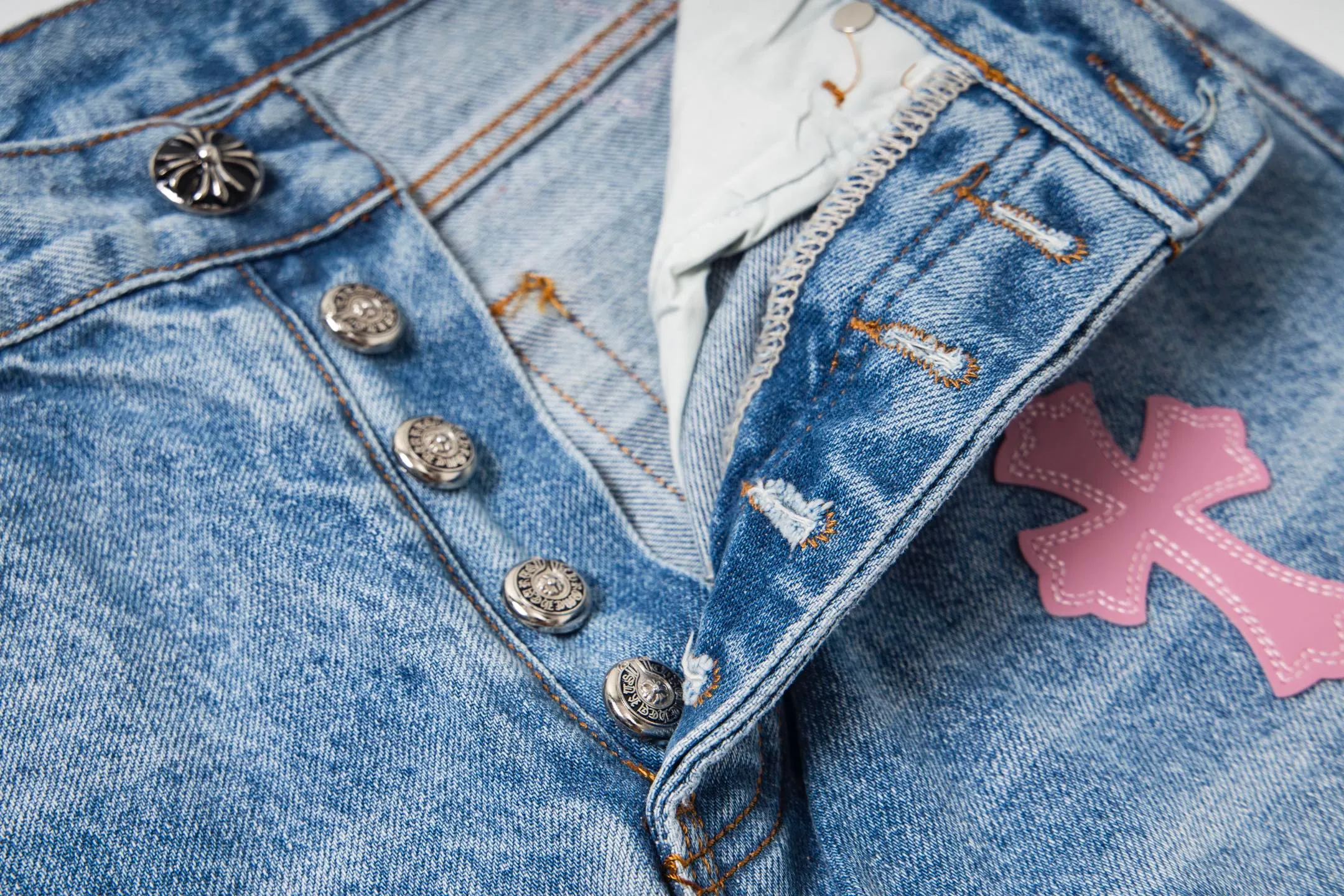 P260 (Higher version, evergreen version) Chrome Hearts 25FW CH blue trousers pink leather cross bamboo jeans. They adopt patchwork elements, mostly in the shape of a cross, with glitter on the leather surface. Unique design, simple and elegant details, exquisite workmanship, neat lines of the entire trousers, and perfect details! It’s also so cool that both men and women can easily control it. It’s a gender-neutral trendy up version. Style number: 1728# Color: blue pants and pink leather Size: 28 30 32 34 36